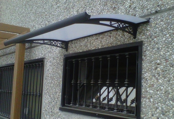 Pensilina su finestre con inferriate